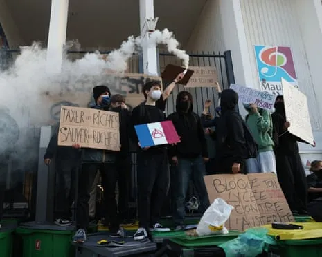 New France's Prime Minister Under Intense Scrutiny as Nationwide Strikes Paralyze Education and Transport